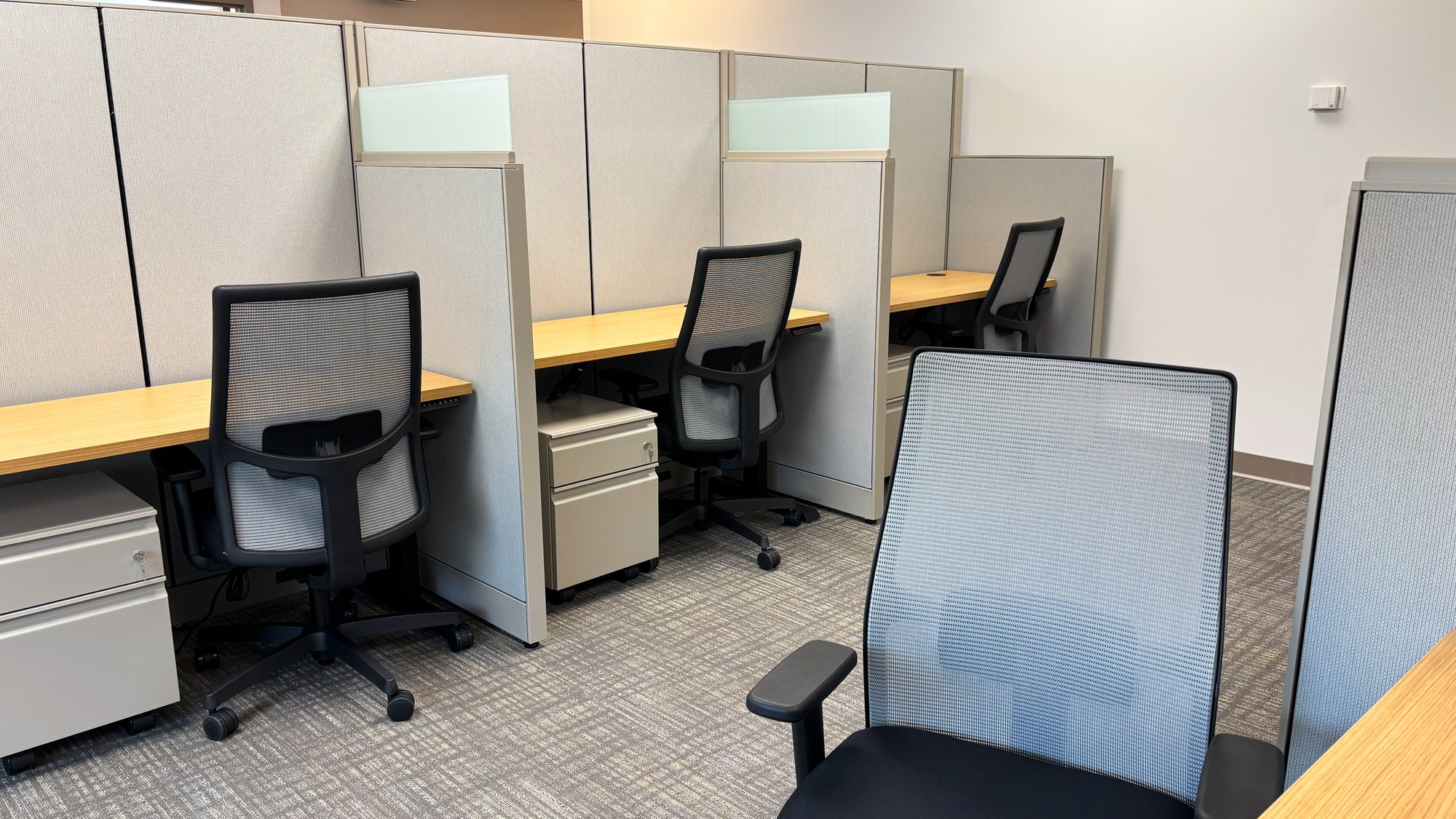 Bullpen layout with mesh-backed chairs Bullpen layout with mesh-backed chairs